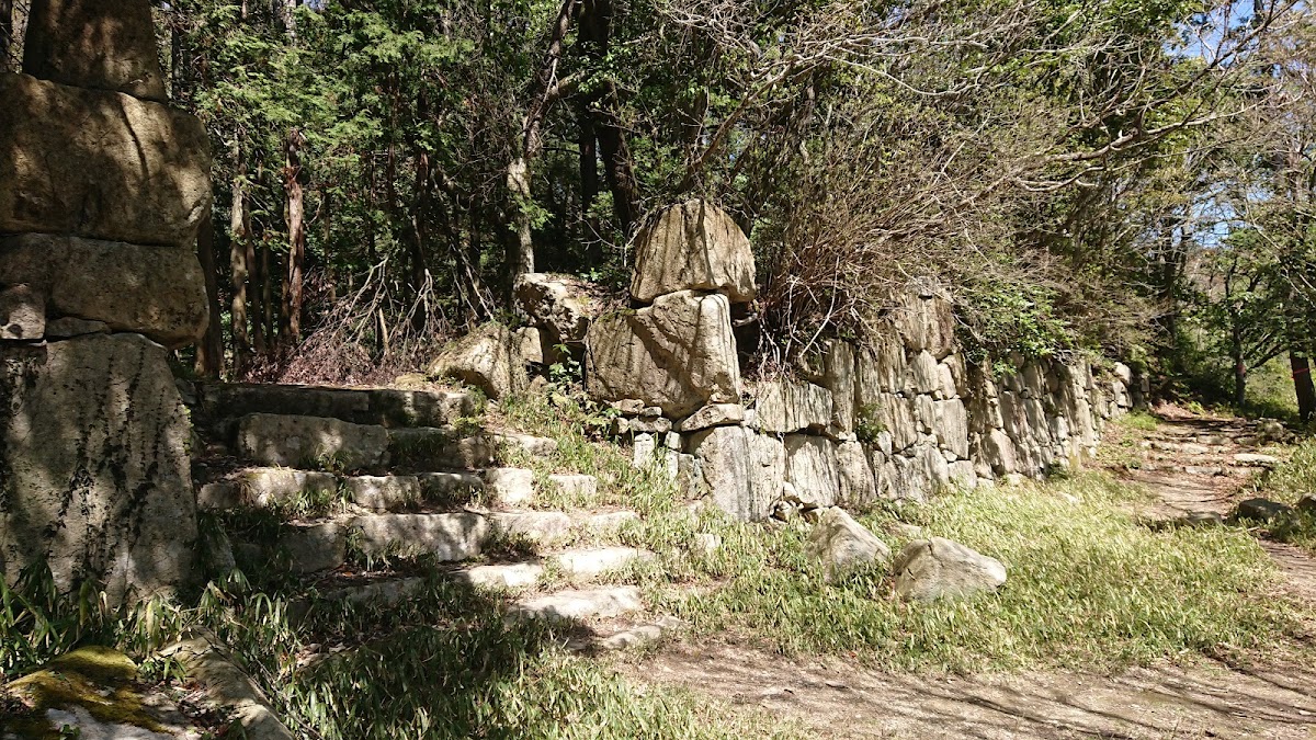 陽光灑落的古城石階步道