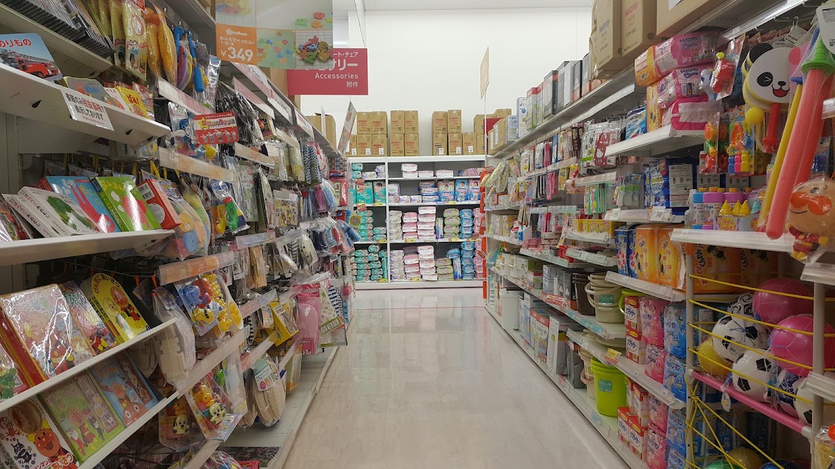 店內玩具與用品走廊