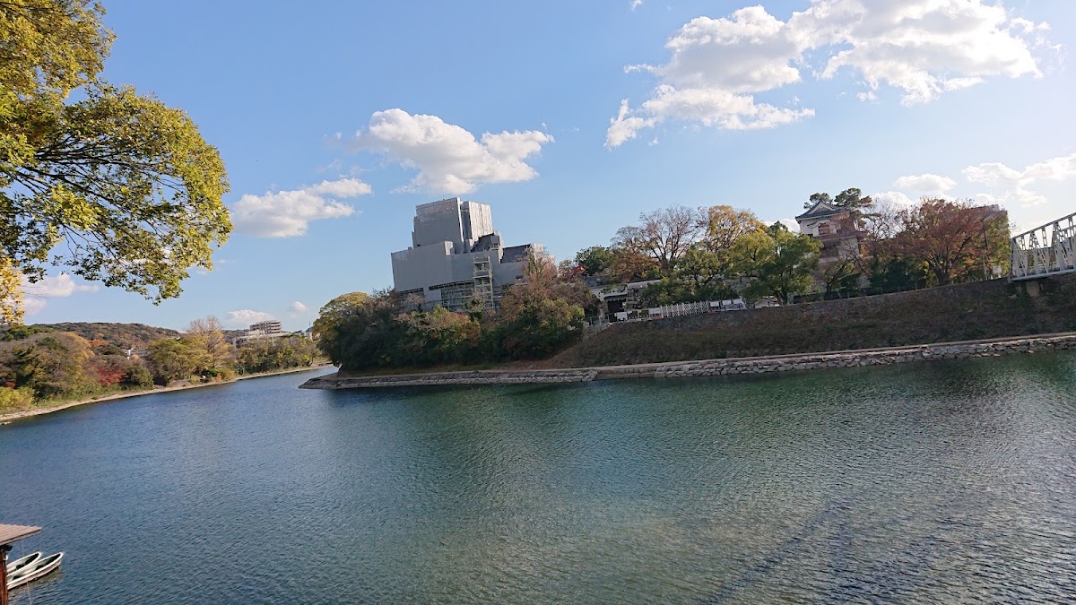 河道與遠方建築全景
