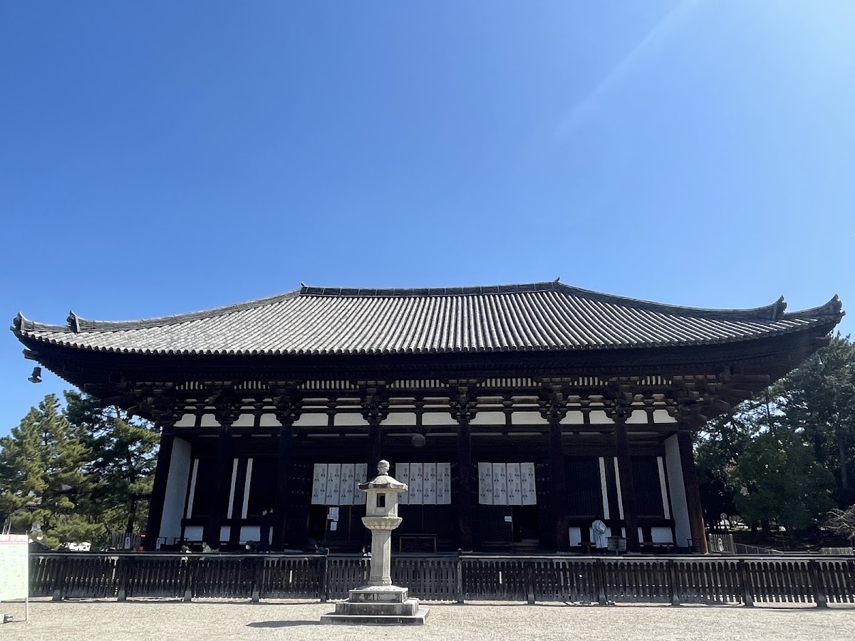 興福寺建築正面大景與藍天