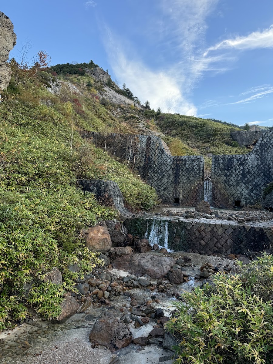 萬座溫泉附近的溪流防砂壩風景