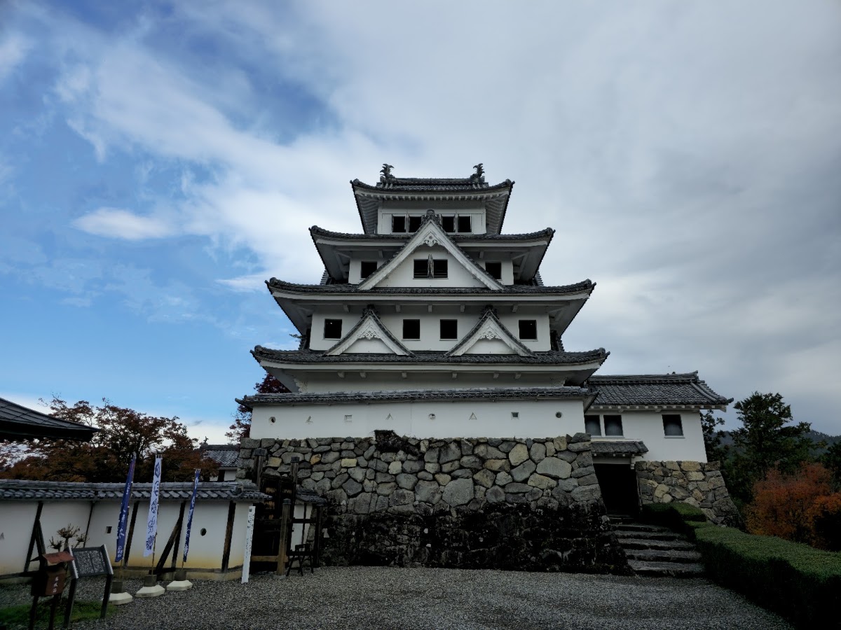 正面拍攝郡上八幡城