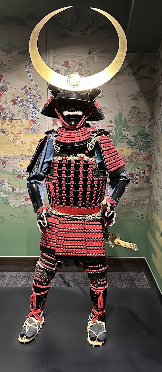展覽中的日本武士盔甲與頭盔