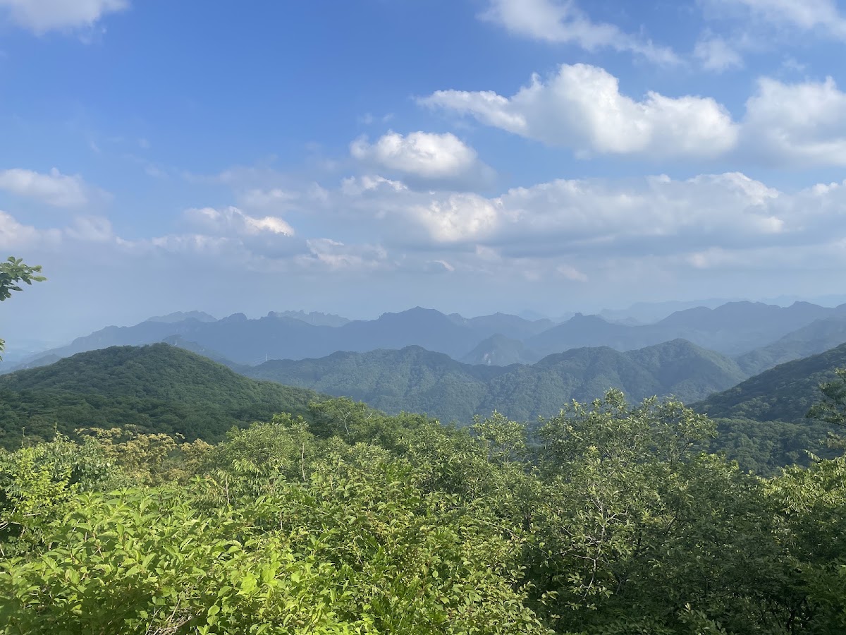 遠山與藍天綠樹