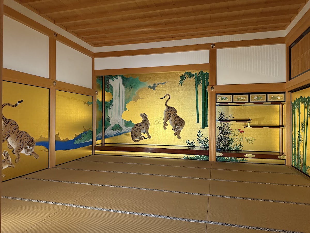 室內金箔虎圖壁畫與塌塌米房間