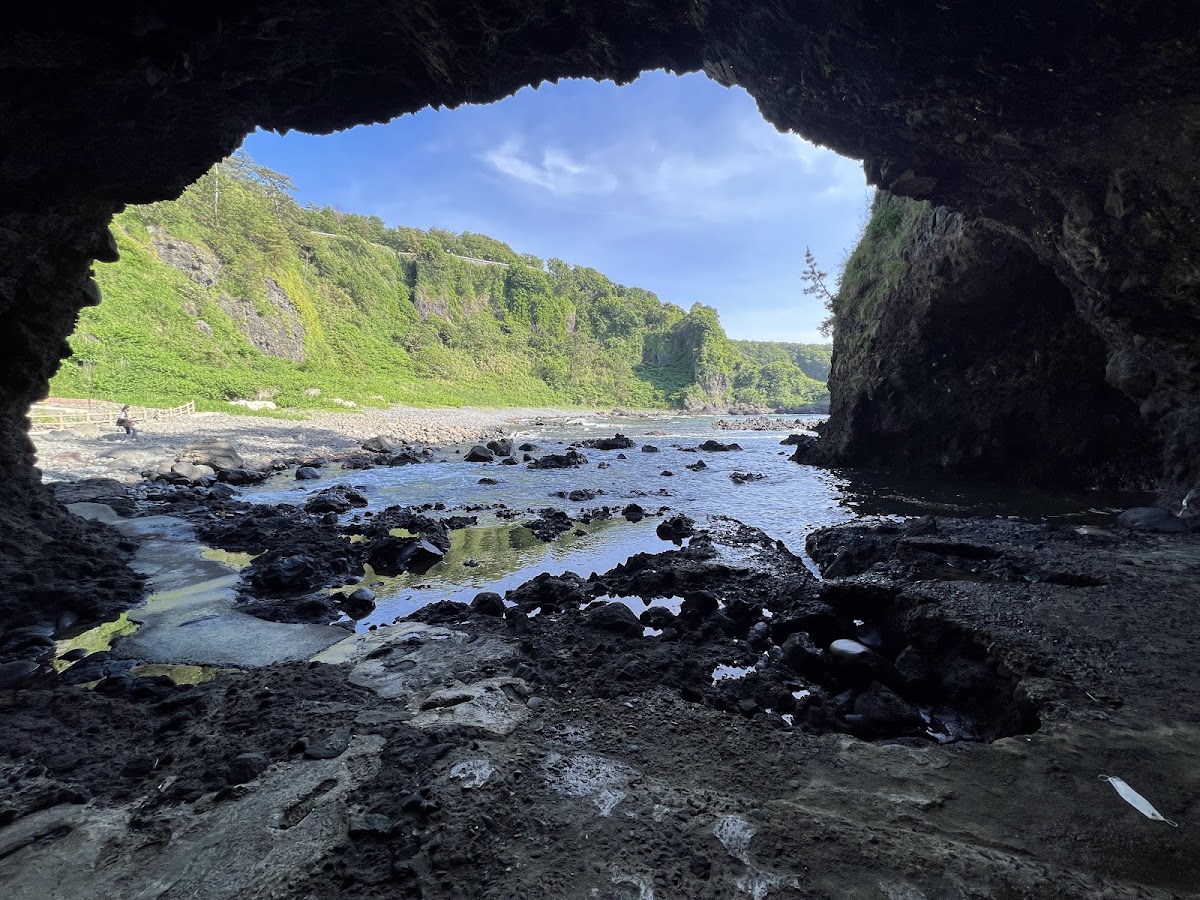 從海蝕洞內部望向海面