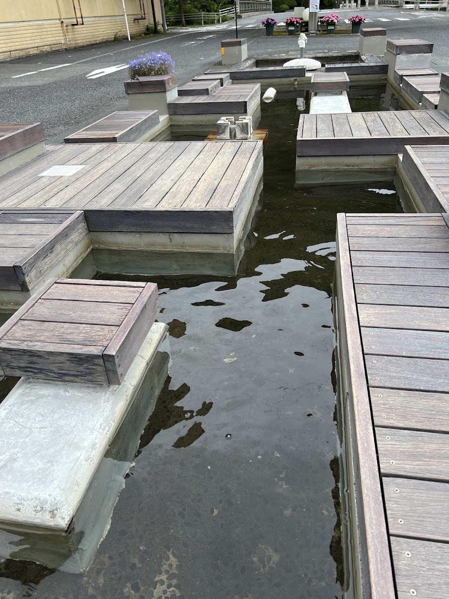 戶外溫泉足湯設施與木棧道