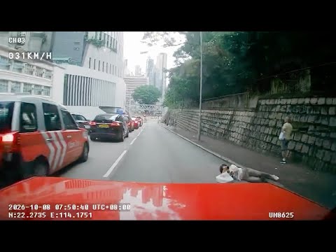 車CAM直擊 - (補後鏡) 死神來了！ 路人突然失平衡仆出馬路 險被撞