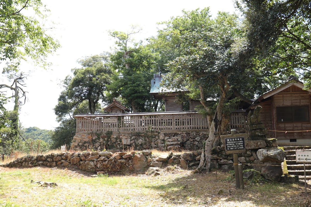 山頂上的神社與鳥居