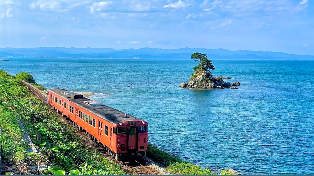 紅色列車行駛海邊鐵道