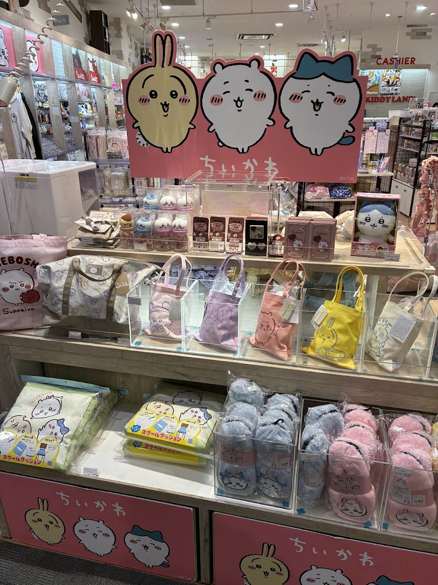 店內的ちいかわ商品與周邊專區