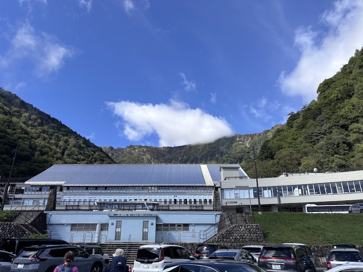 扇澤車站建築與晴空