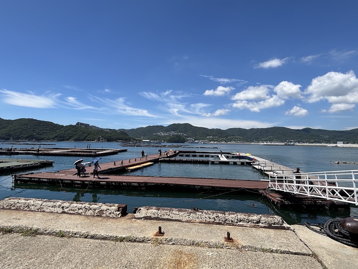 藍天白雲下的海上木棧道風景