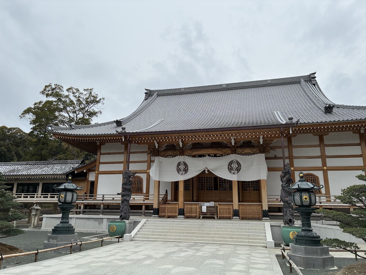 白色日式寺廟主殿正門