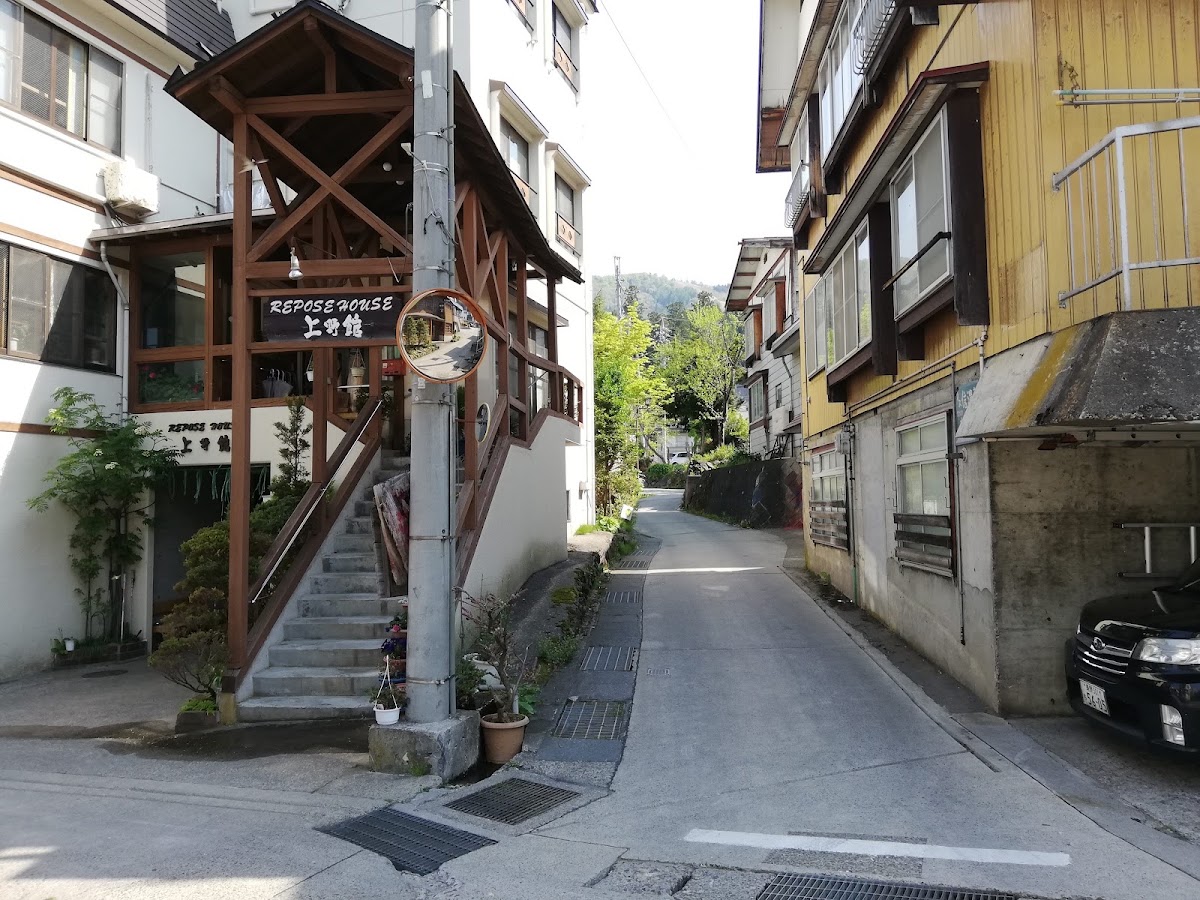 陽光下充滿日式風情的溫泉街景