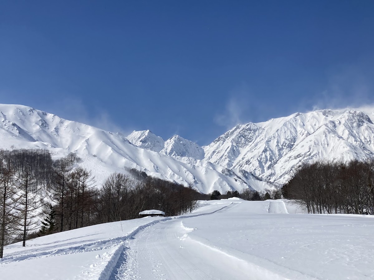 晴空下的雪山與滑雪道