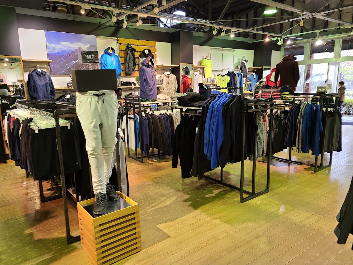服飾店內男裝展示區