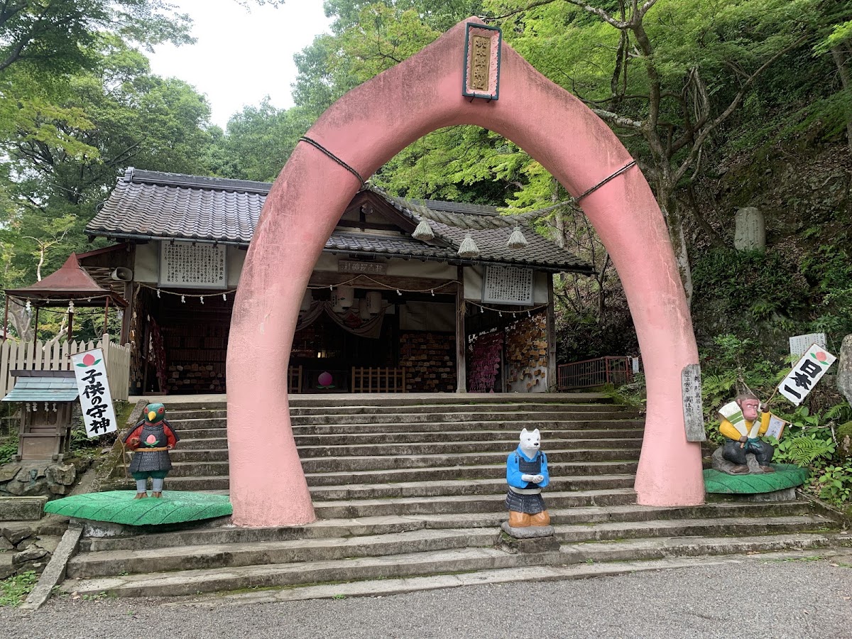 粉紅大鳥居與神社階梯