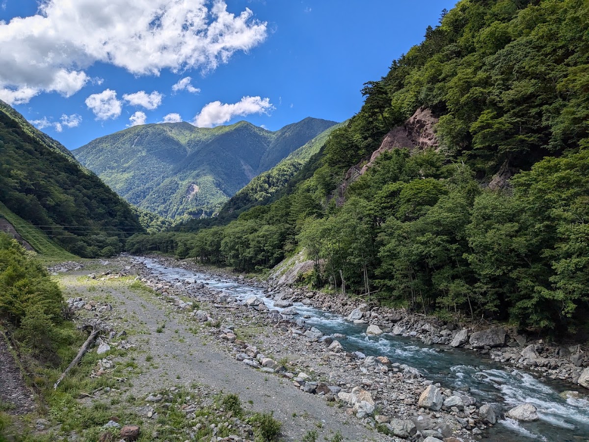綠意山谷間的溪流景致