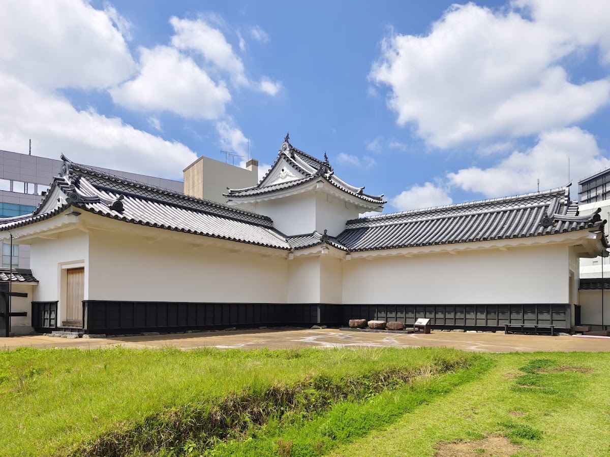 水戶城二の丸角櫓建築外觀與藍天白雲