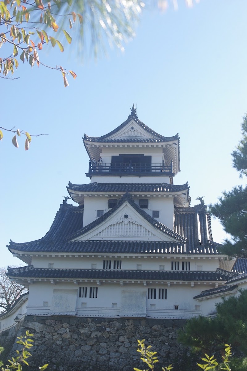 晴空下高知城天守閣特寫