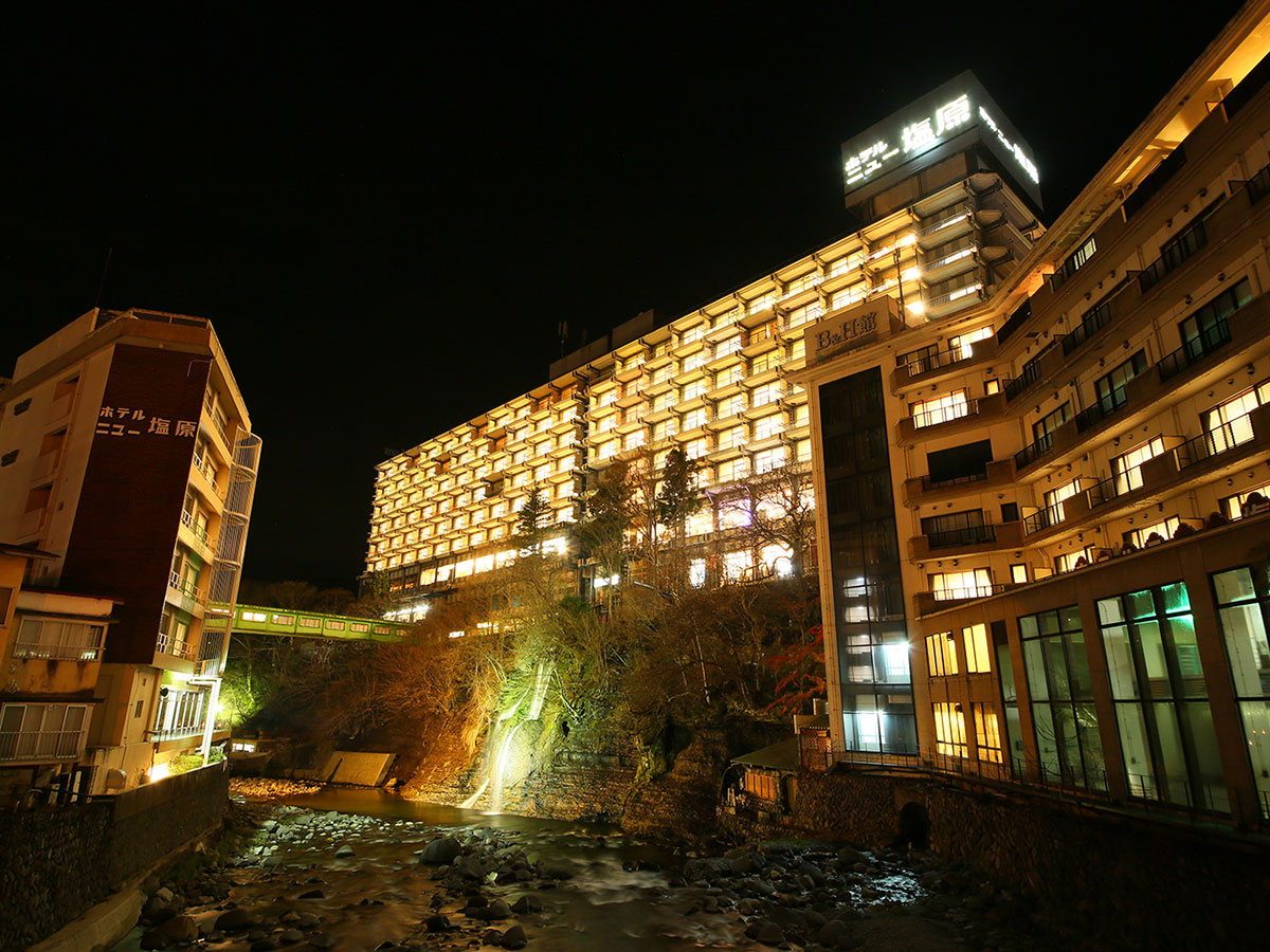 飯店夜景與溪流