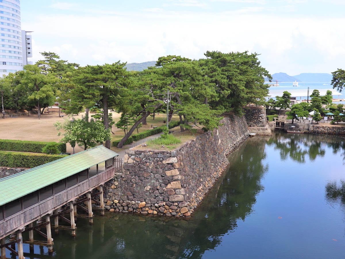 城牆、護城河與木造長橋