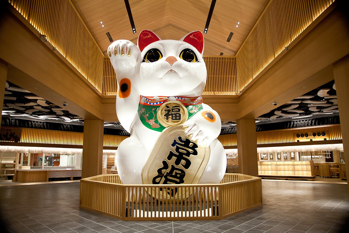 室內巨型招財貓正面特寫
