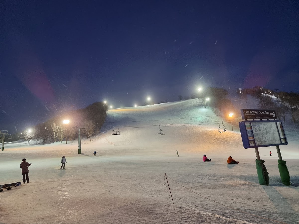 夜晚燈光下的滑雪場夜景與售票處
