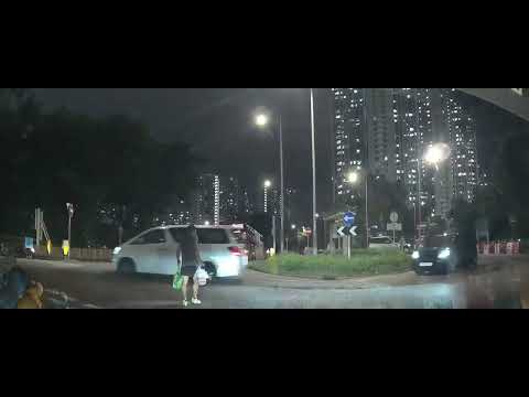 車CAM直擊 - 步兵無視讓線直衝入迴旋處