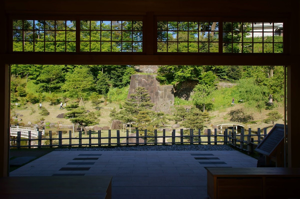 從室內窗景眺望庭園風光