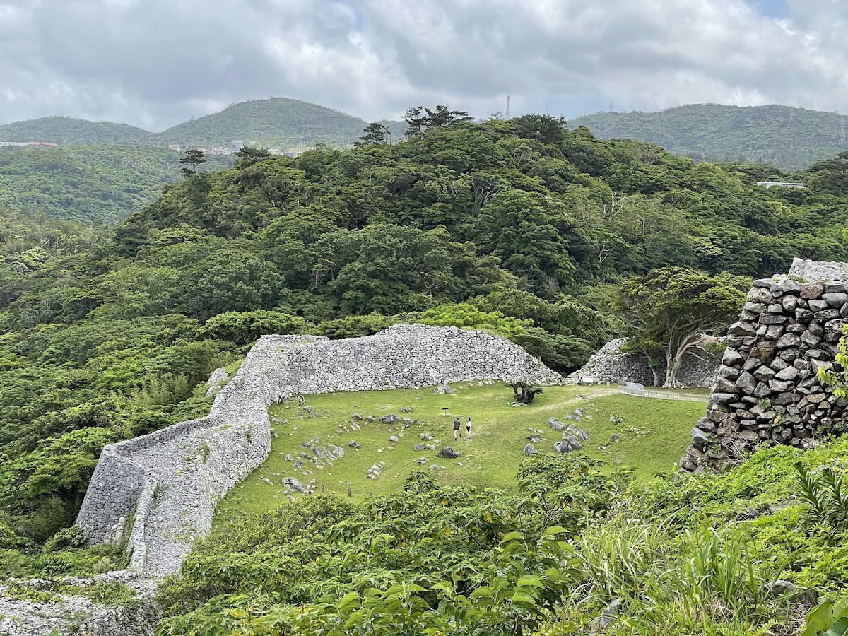 群山環繞的古城遺址全景