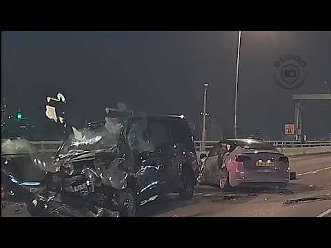 車CAM直擊 - 長青隧道三車相撞事發一刻 Tesla追撞前車再飛去對面線 (轉載)