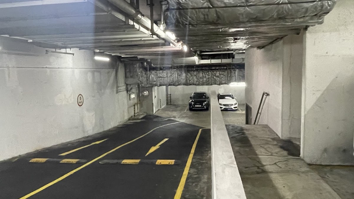 國都廣場 Olympia Plaza 停車場 實景照片 8