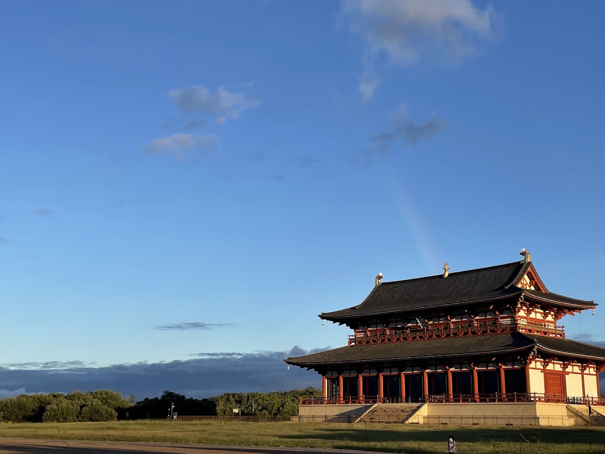 黃昏彩霞下的古代宮殿建築