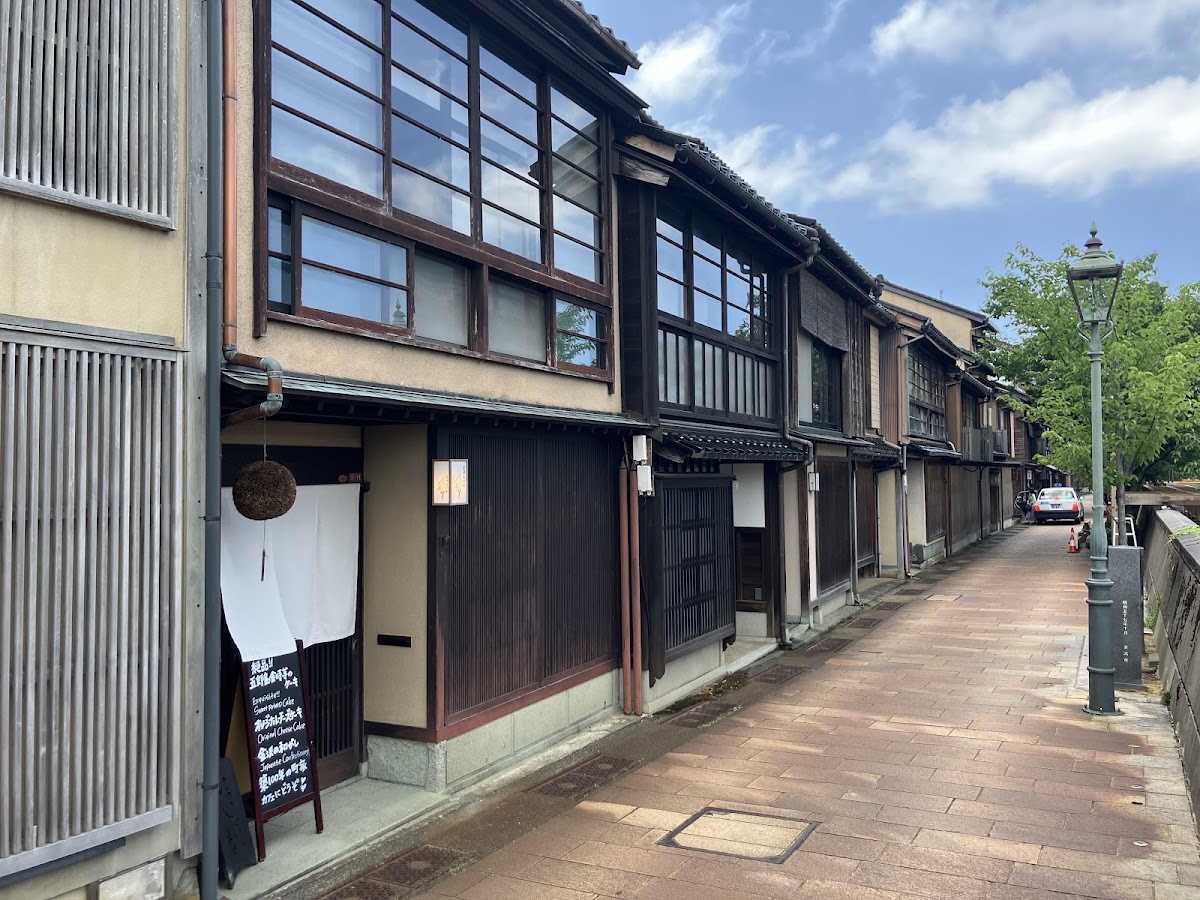 主計町特色老街橫向街道與木造店鋪