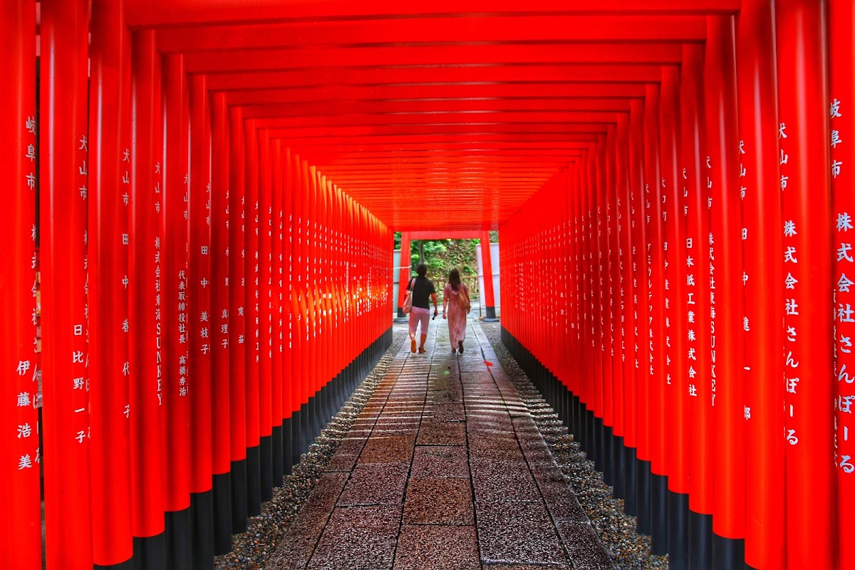 神社內部的紅色鳥居隧道