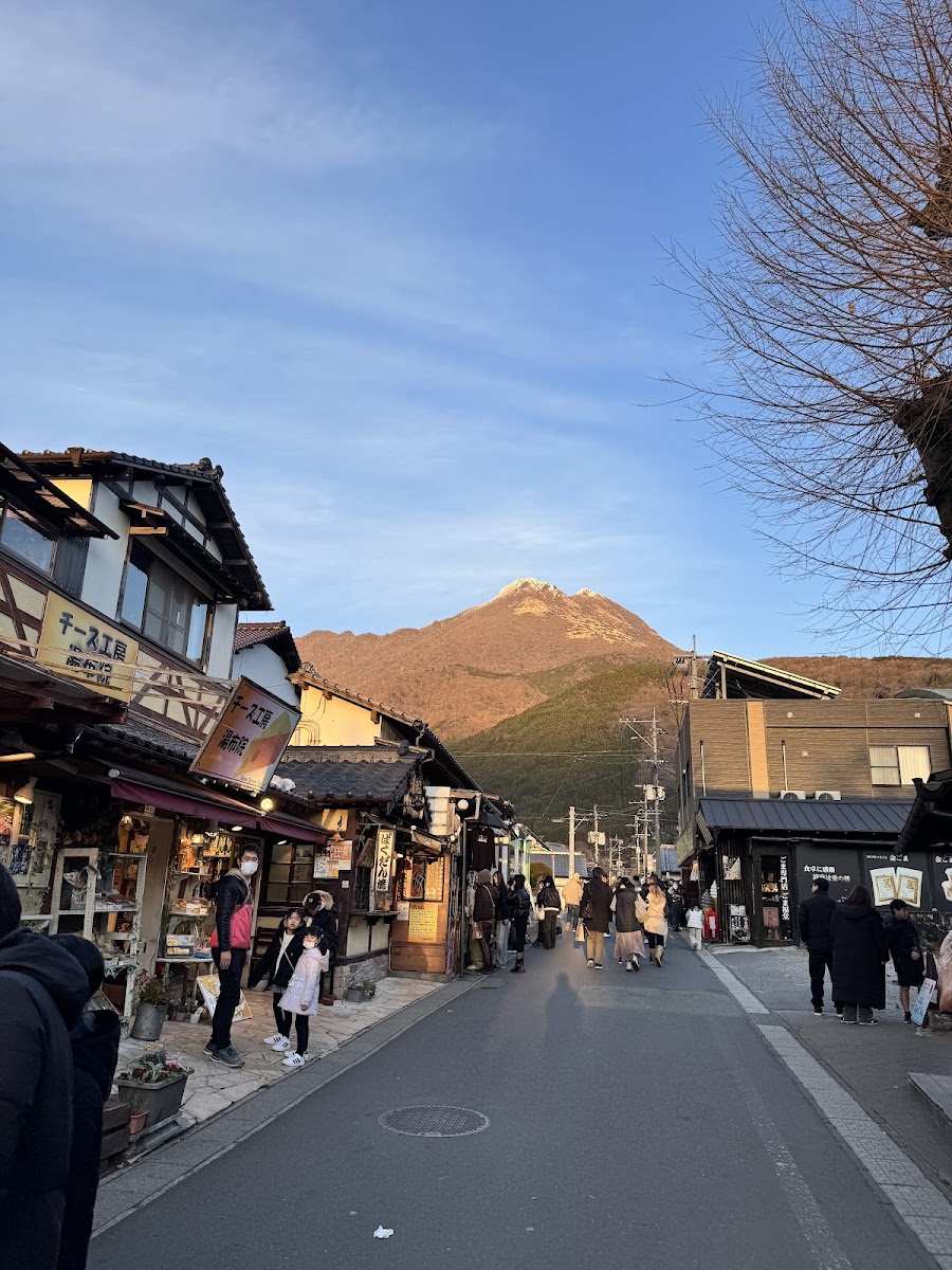 由布岳與熱鬧的溫泉街景