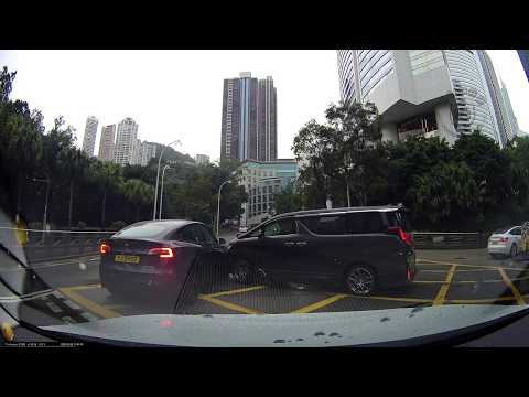 車CAM直擊 - 銀牙！正義道Tesla袋口位直出  YJ5903