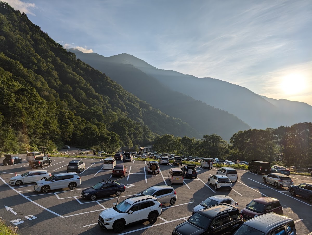 清晨陽光下的扇澤停車場與山景