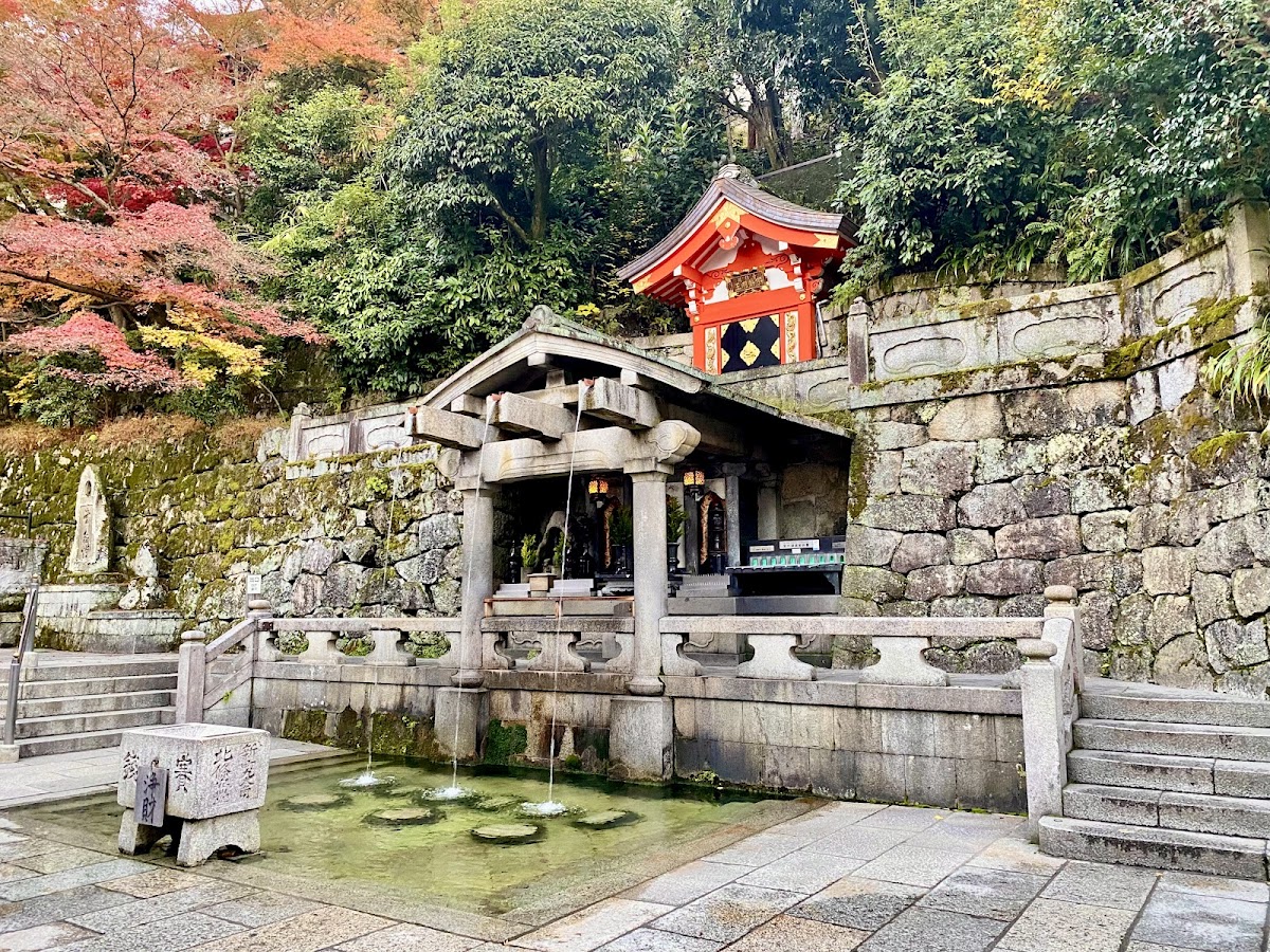 清水寺音羽瀑布與石造水池