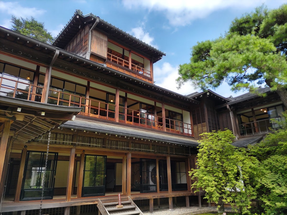 木造建築外觀與庭院綠意