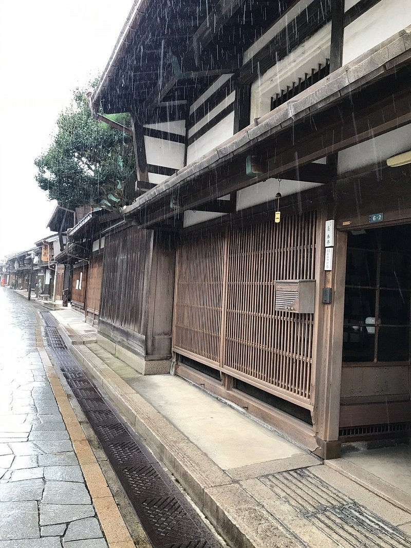 雨中傳統木造建築街景