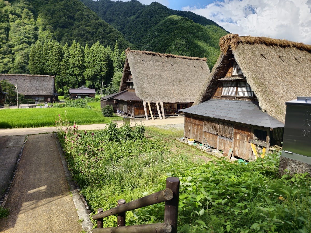 藍天白雲下綠意盎然的聚落景致