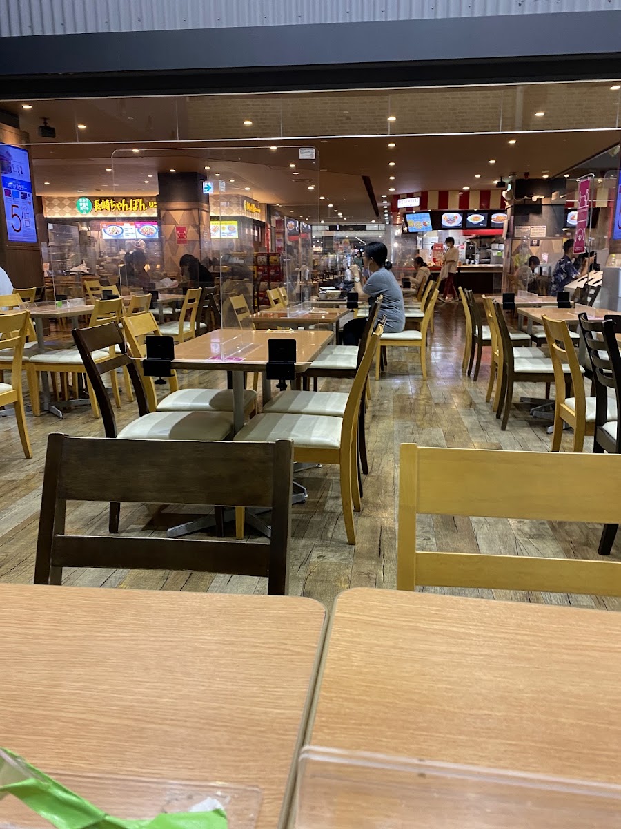 商場內部餐飲區座位