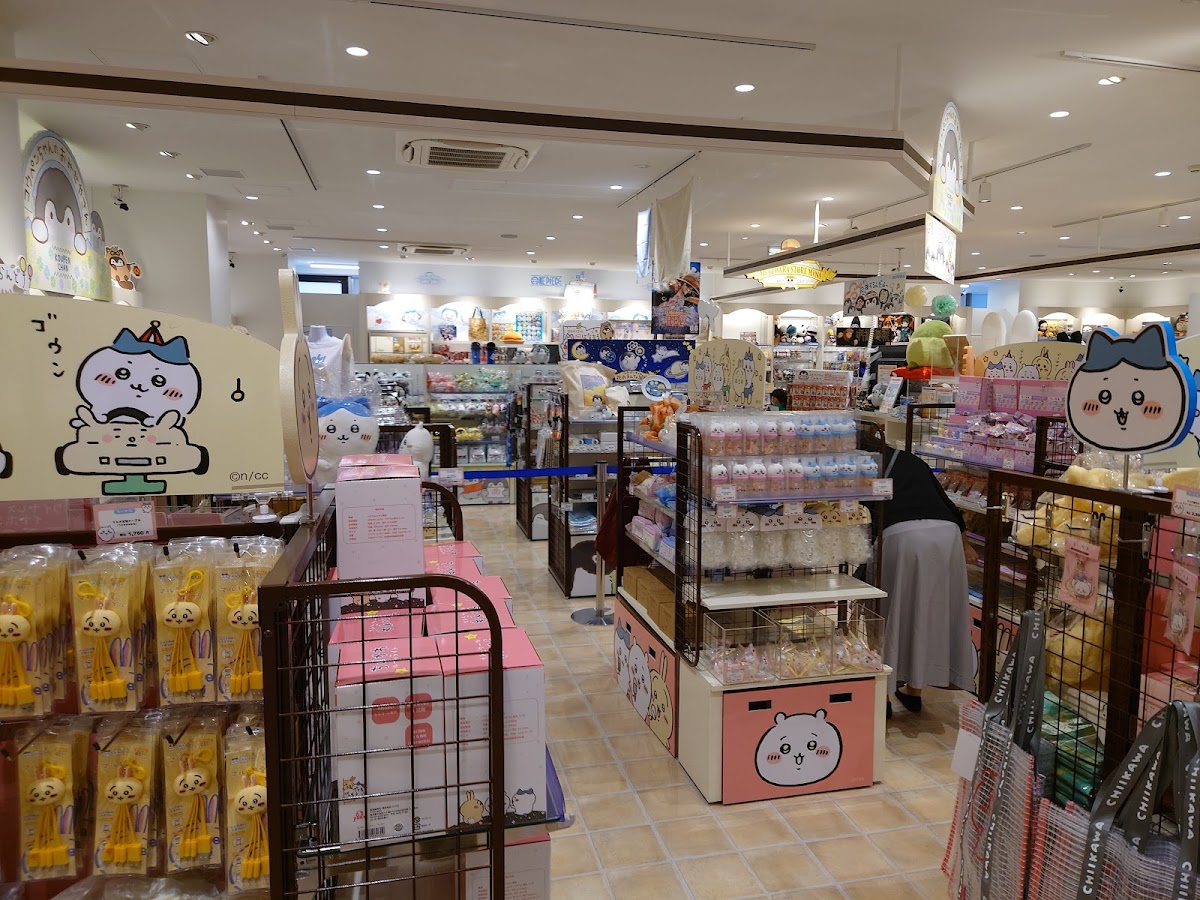 店內動漫角色商品區走道