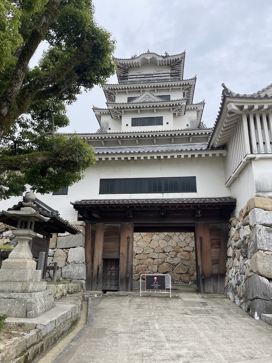今治城天守閣與入口正面