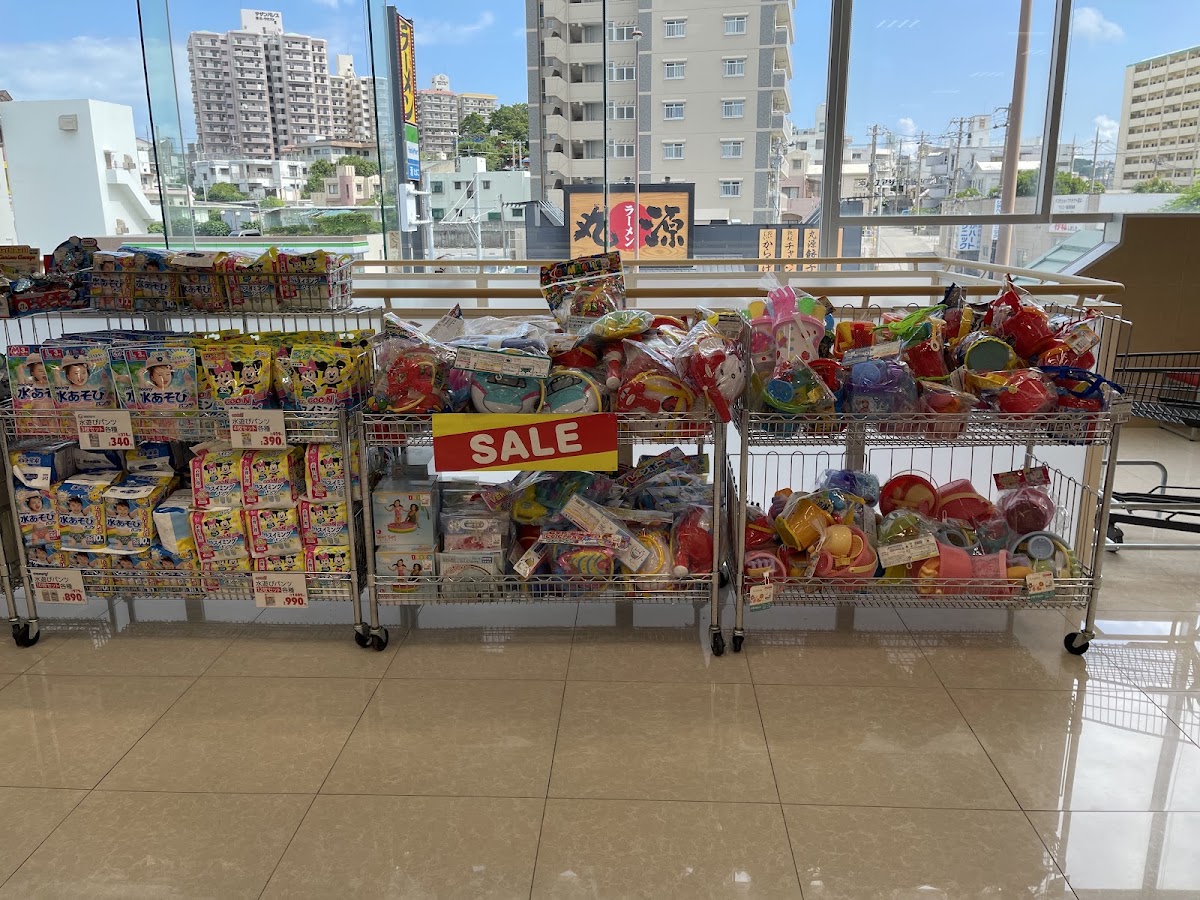 店內靠窗玩具與促銷商品區