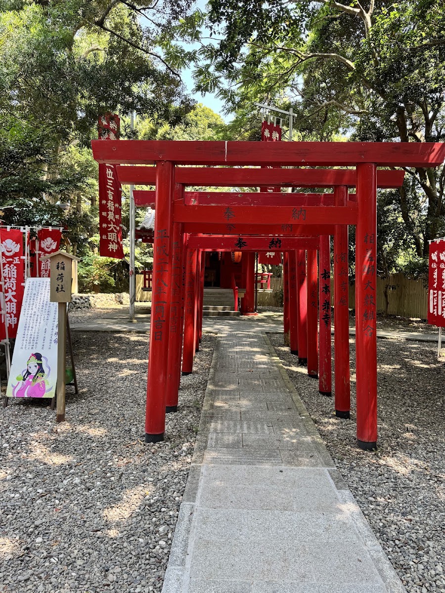 神社境內紅色鳥居群的小徑風景