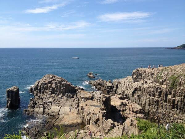 晴朗藍天下的東尋坊海岸與遊客